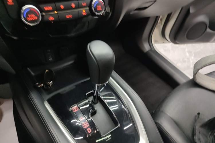 Used Nissan X-Trail 2015 2.0L CVT Comfort MAX Edition 2WD Gear Lever