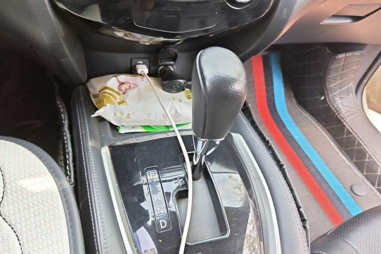 Used Nissan X-Trail 2015 2.0L CVT Comfort MAX Edition 2WD Gear Lever