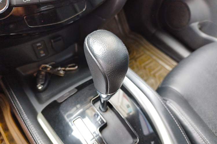 Used Nissan X-Trail 2015 2.0L CVT Comfort MAX Edition 2WD Gear Lever
