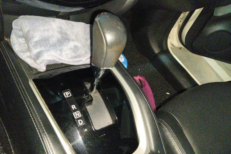 Used Nissan X-Trail 2015 2.0L CVT Comfort MAX Edition 2WD Gear Lever
