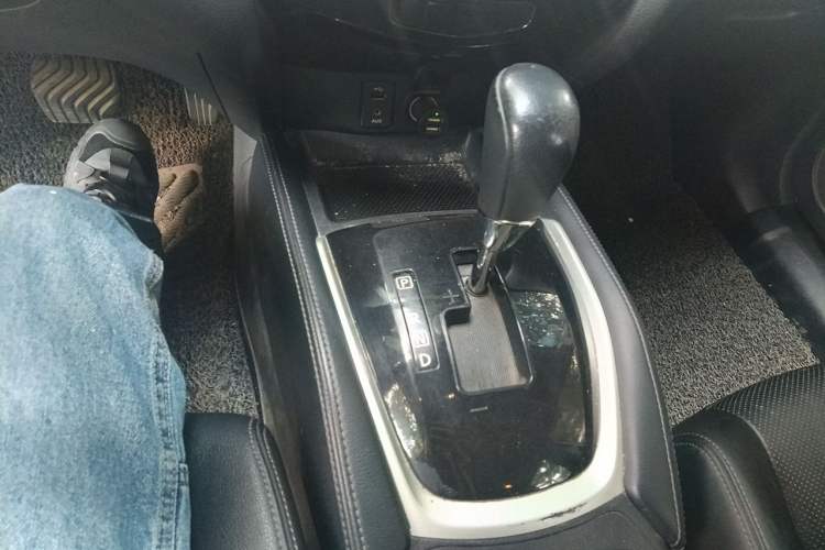 Used Nissan X-Trail 2015 2.0L CVT Comfort MAX Edition 2WD Gear Lever
