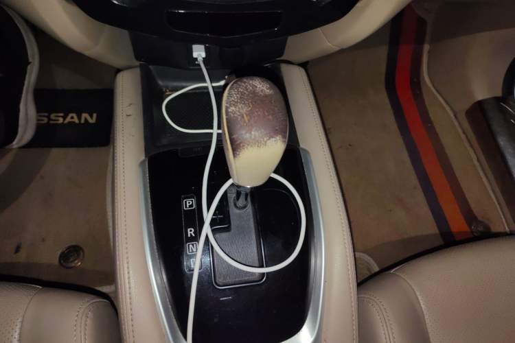 Used Nissan X-Trail 2015 2.0L CVT Comfort MAX Edition 2WD Gear Lever