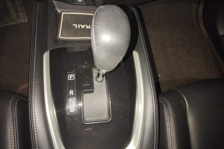 Used Nissan X-Trail 2015 2.0L CVT Comfort MAX Edition 2WD Gear Lever