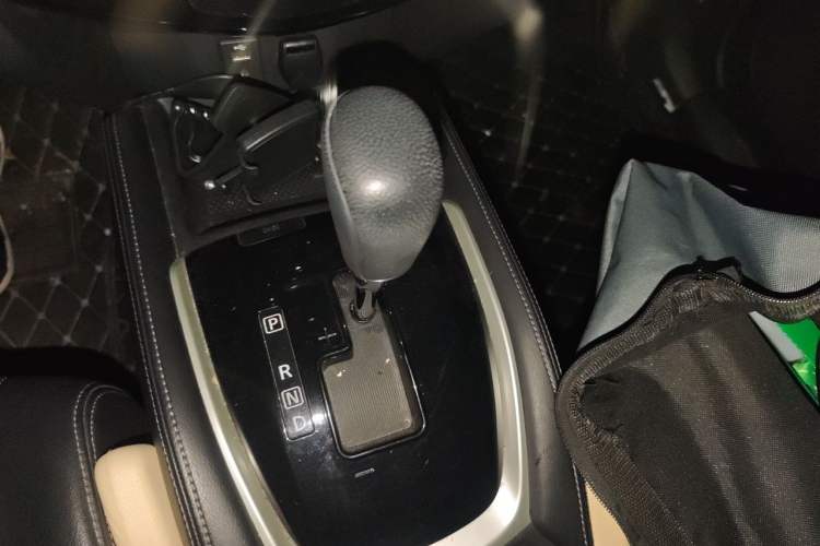 Used Nissan X-Trail 2015 2.0L CVT Comfort MAX Edition 2WD Gear Lever