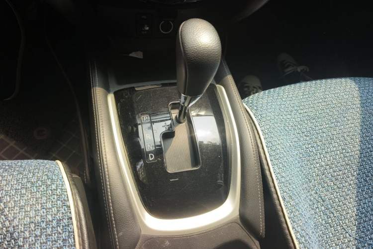 Used Nissan X-Trail 2015 2.0L CVT Comfort MAX Edition 2WD Gear Lever
