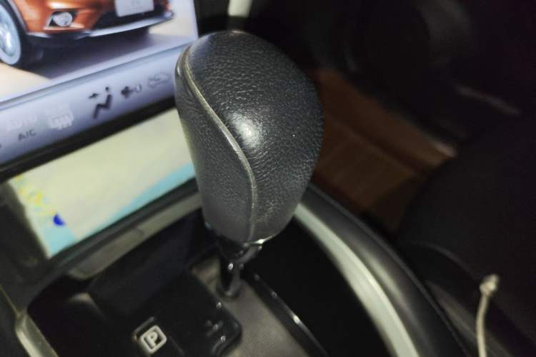 Used Nissan X-Trail 2015 2.0L CVT Comfort MAX Edition 2WD Gear Lever