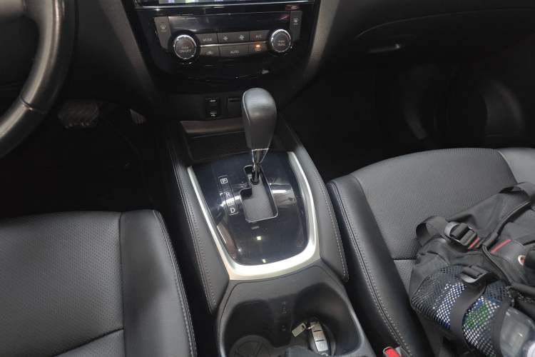 Used Nissan X-Trail 2015 2.0L CVT Comfort MAX Edition 2WD Gear Lever