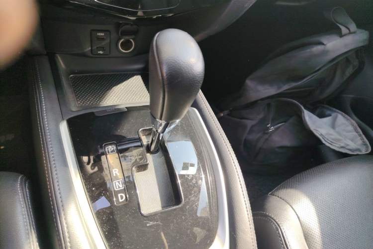 Used Nissan X-Trail 2015 2.0L CVT Comfort MAX Edition 2WD Gear Lever