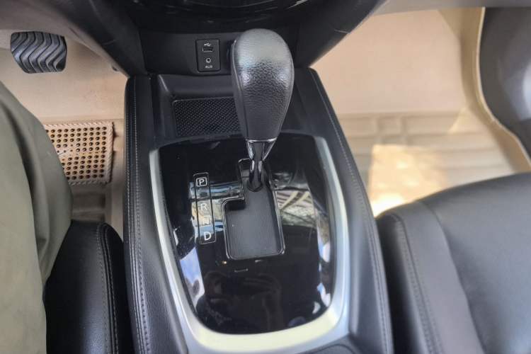 Used Nissan X-Trail 2015 2.5L CVT Leading MAX Edition 4WD Gear Lever