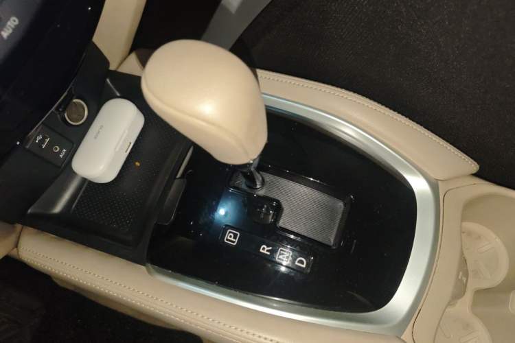 Used Nissan X-Trail 2015 2.0L CVT Comfort MAX Edition 2WD Gear Lever