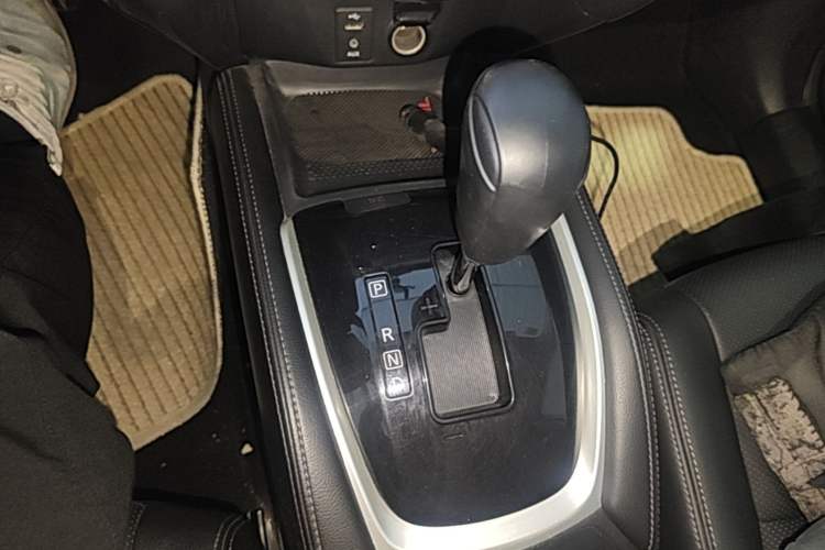 Used Nissan X-Trail 2015 2.0L CVT Comfort MAX Edition 2WD Gear Lever