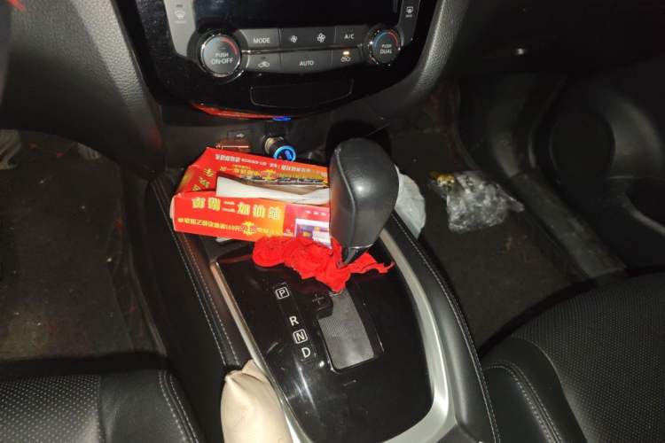 Used Nissan X-Trail 2015 2.0L CVT Comfort MAX Edition 2WD Gear Lever