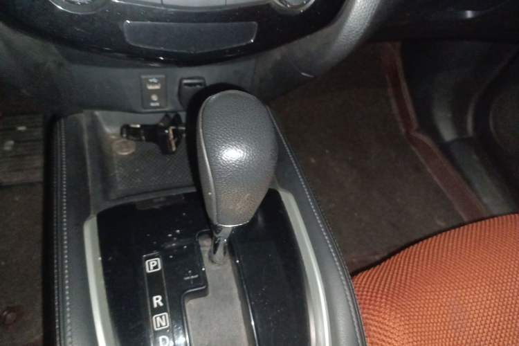 Used Nissan X-Trail 2015 2.0L CVT Comfort MAX Edition 2WD Gear Lever