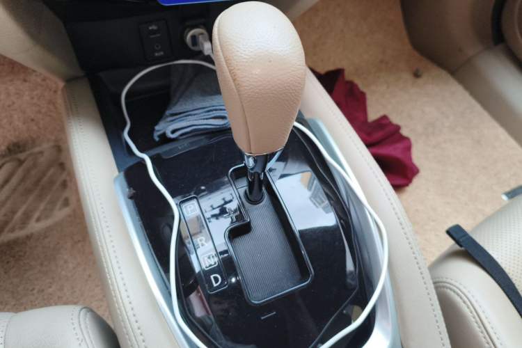 Used Nissan X-Trail 2015 2.0L CVT Comfort MAX Edition 2WD Gear Lever