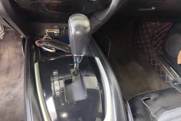 Used Nissan X-Trail 2015 2.0L CVT Comfort MAX Edition 2WD Gear Lever