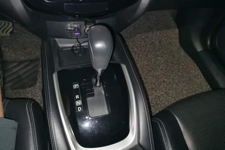 Used Nissan X-Trail 2015 2.0L CVT Comfort MAX Edition 2WD Gear Lever