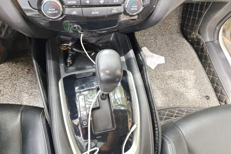 Used Nissan X-Trail 2015 2.0L CVT Comfort MAX Edition 2WD Gear Lever