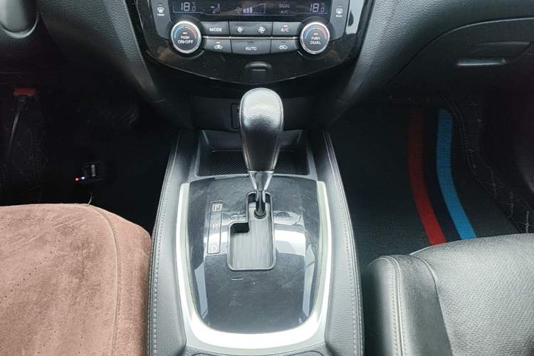 Used Nissan X-Trail 2015 2.0L CVT Comfort MAX Edition 2WD Gear Lever