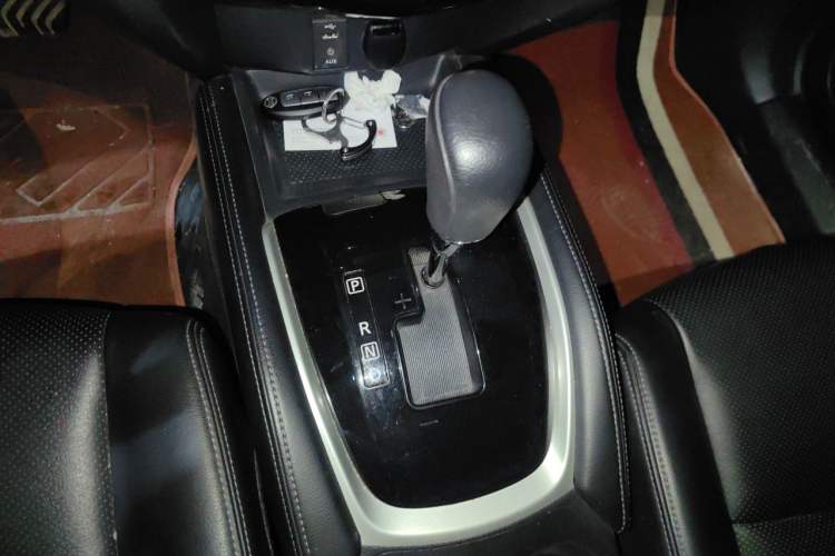 Used Nissan X-Trail 2015 2.0L CVT Comfort MAX Edition 2WD Gear Lever