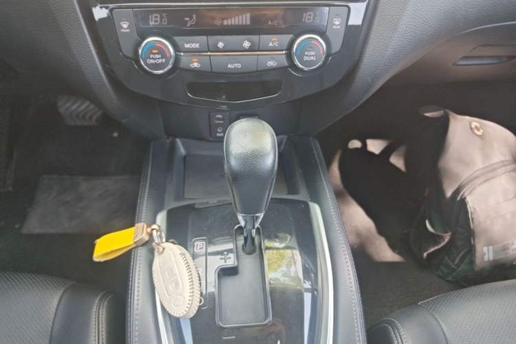 Used Nissan X-Trail 2015 2.0L CVT Comfort MAX Edition 2WD Gear Lever