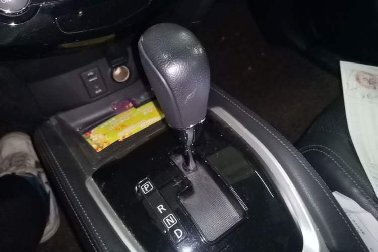 Used Nissan X-Trail 2015 2.0L CVT Comfort MAX Edition 2WD Gear Lever