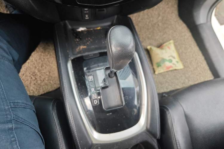 Used Nissan X-Trail 2015 2.0L CVT Comfort MAX Edition 2WD Gear Lever