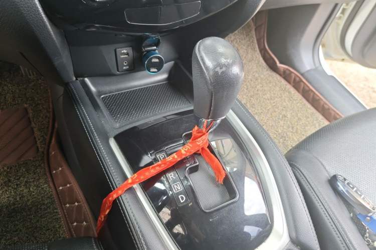 Used Nissan X-Trail 2015 2.0L CVT Comfort MAX Edition 2WD Gear Lever
