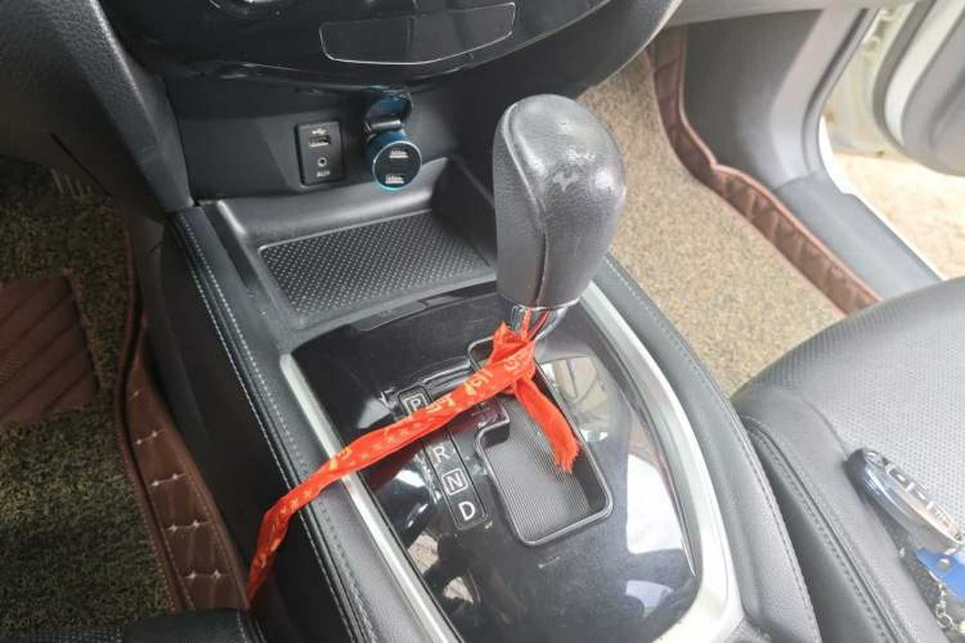 Used Nissan X-Trail 2015 2.0L CVT Comfort MAX Edition 2WD Gear Lever