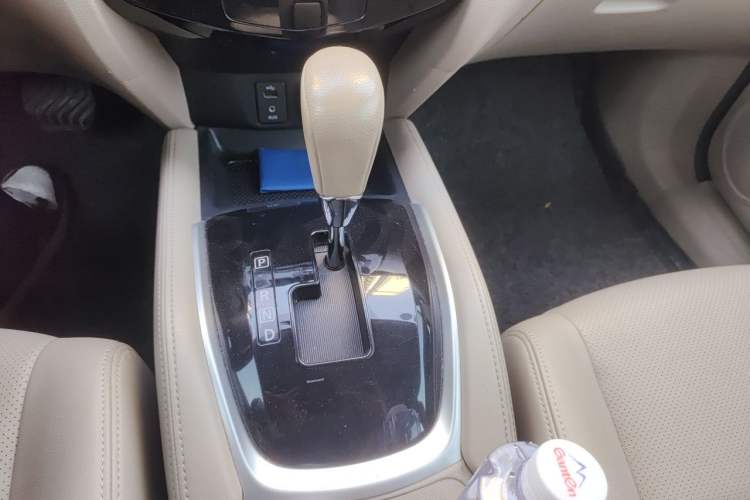 Used Nissan X-Trail 2015 2.0L CVT Comfort MAX Edition 2WD Gear Lever