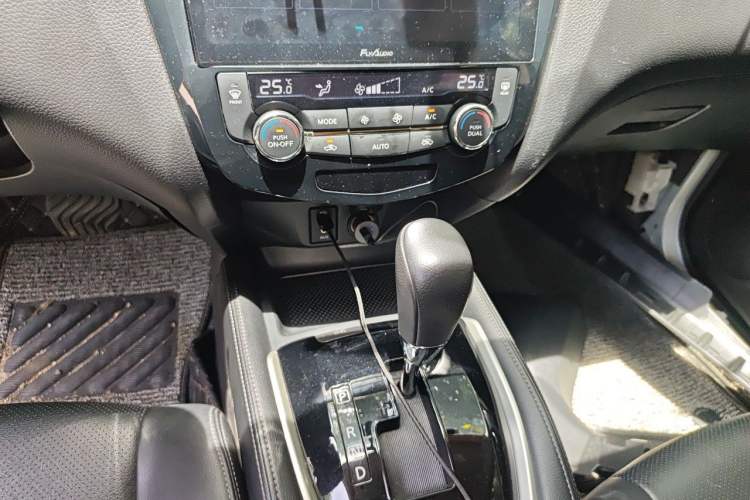 Used Nissan X-Trail 2015 2.0L CVT Comfort MAX Edition 2WD Gear Lever