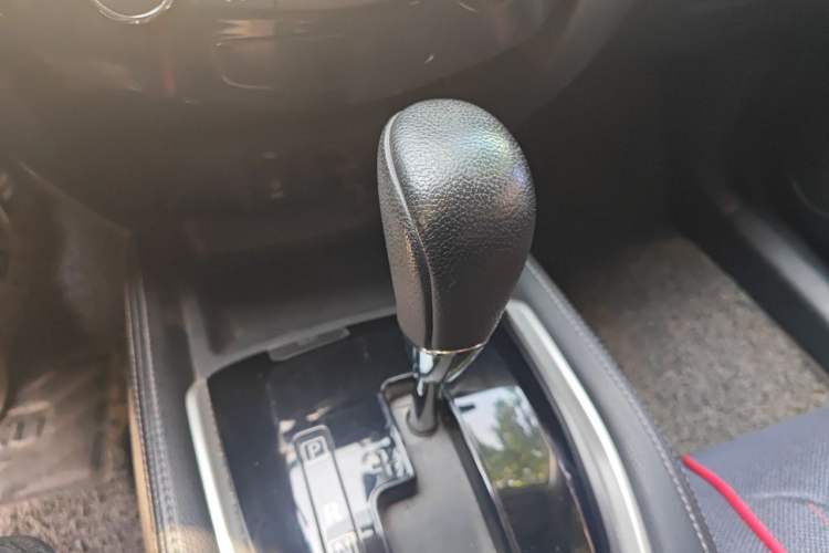 Used Nissan X-Trail 2015 2.0L CVT Comfort MAX Edition 2WD Gear Lever