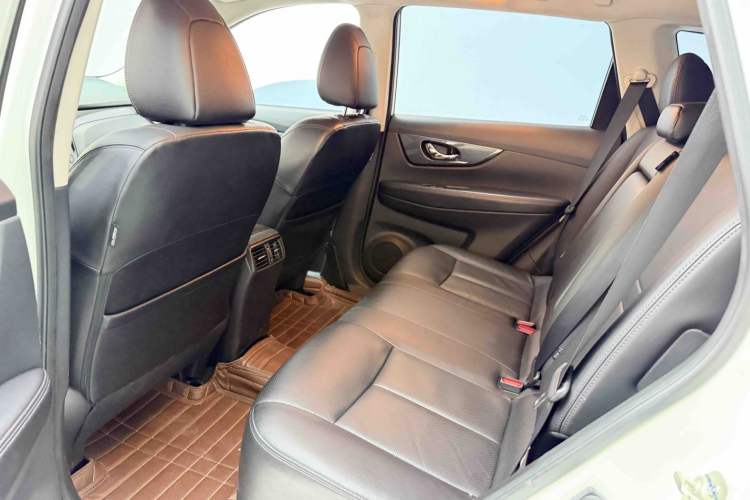 Used Nissan X-Trail 2015 2.5L CVT Leading MAX Edition 4WD Interior 2