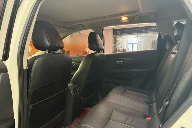 Used Nissan X-Trail 2015 2.5L CVT Leading MAX Edition 4WD Interior 3