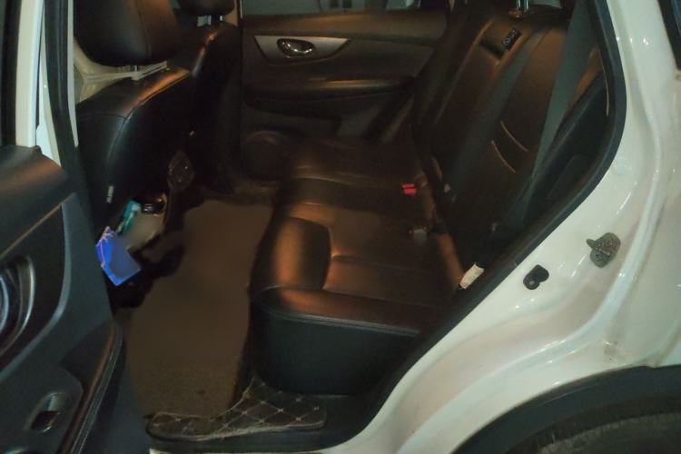 Used Nissan X-Trail 2015 2.0L CVT Comfort MAX Edition 2WD Interior 4