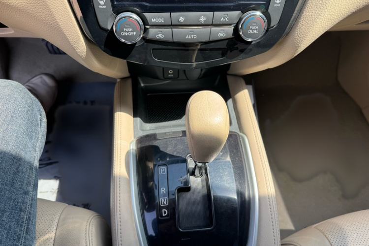 Used Nissan X-Trail 2015 2.0L CVT Comfort MAX Edition 2WD Interior 4