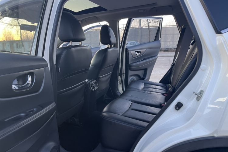 Used Nissan X-Trail 2015 2.0L CVT Comfort MAX Edition 2WD Interior 4