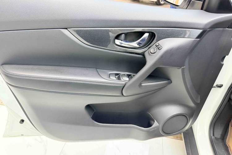 Used Nissan X-Trail 2015 2.5L CVT Leading MAX Edition 4WD Interior 6