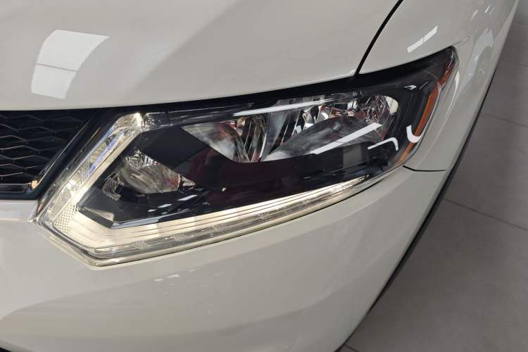 Used Nissan X-Trail 2015 2.0L CVT Comfort MAX Edition 2WD Left Front Headlight