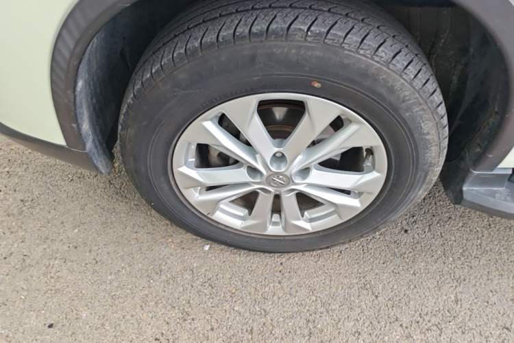 Used Nissan X-Trail 2015 2.0L CVT Comfort MAX Edition 2WD Left Front Wheel Hub