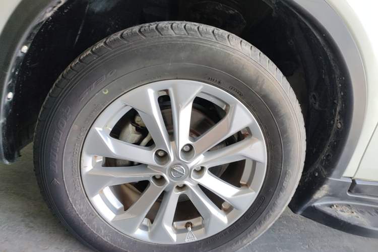 Used Nissan X-Trail 2015 2.0L CVT Comfort MAX Edition 2WD Left Front Wheel Hub