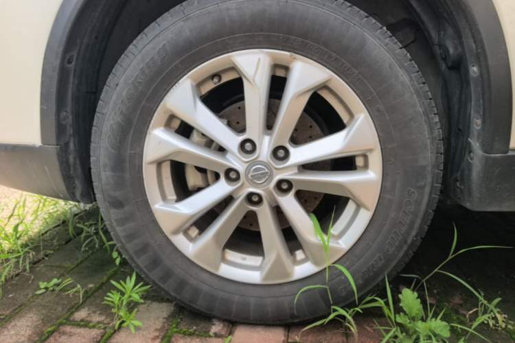 Used Nissan X-Trail 2015 2.0L CVT Comfort MAX Edition 2WD Left Front Wheel Hub