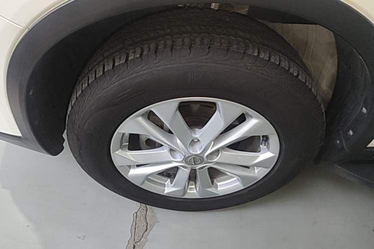 Used Nissan X-Trail 2015 2.0L CVT Comfort MAX Edition 2WD Left Front Wheel Hub