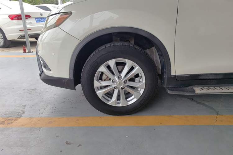 Used Nissan X-Trail 2015 2.0L CVT Comfort MAX Edition 2WD Left Front Wheel Hub