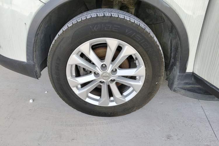 Used Nissan X-Trail 2015 2.0L CVT Comfort MAX Edition 2WD Left Front Wheel Hub