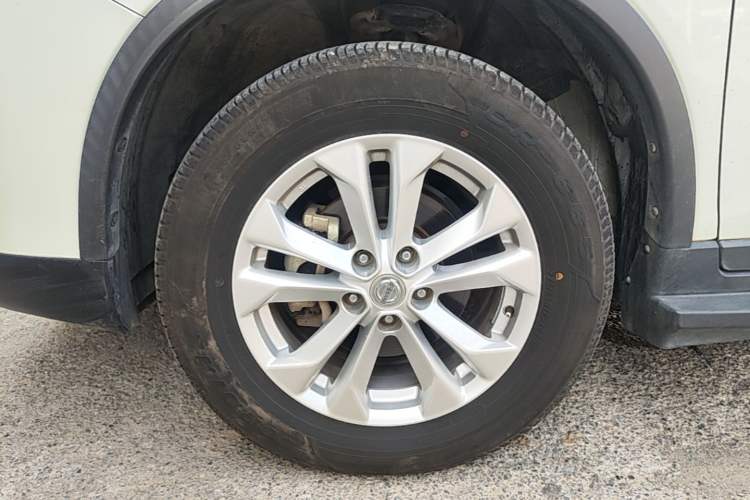 Used Nissan X-Trail 2015 2.0L CVT Comfort MAX Edition 2WD Left Front Wheel Hub
