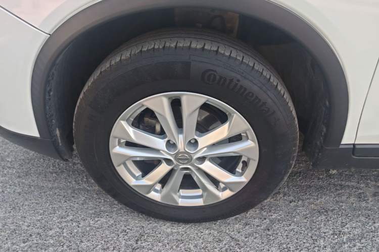 Used Nissan X-Trail 2015 2.0L CVT Comfort MAX Edition 2WD Left Front Wheel Hub
