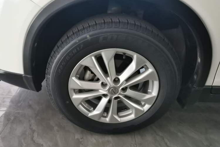 Used Nissan X-Trail 2015 2.0L CVT Comfort MAX Edition 2WD Left Front Wheel Hub