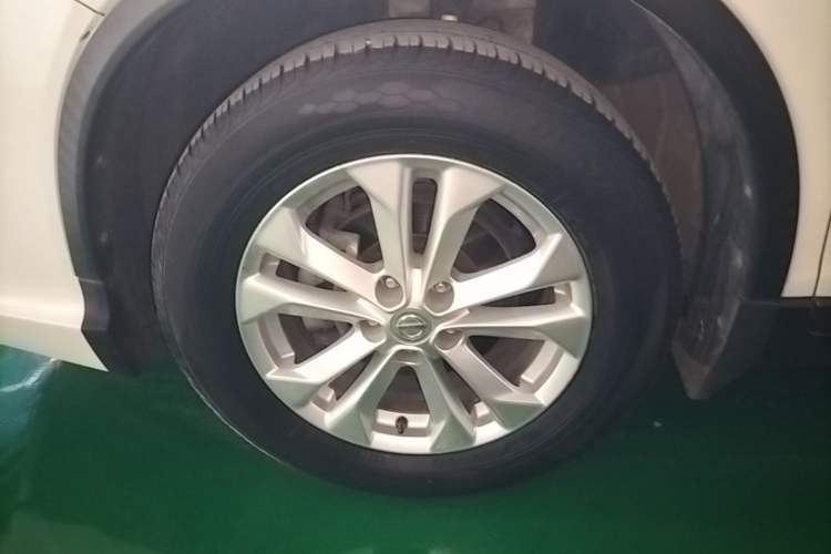 Used Nissan X-Trail 2015 2.0L CVT Comfort MAX Edition 2WD Left Front Wheel Hub