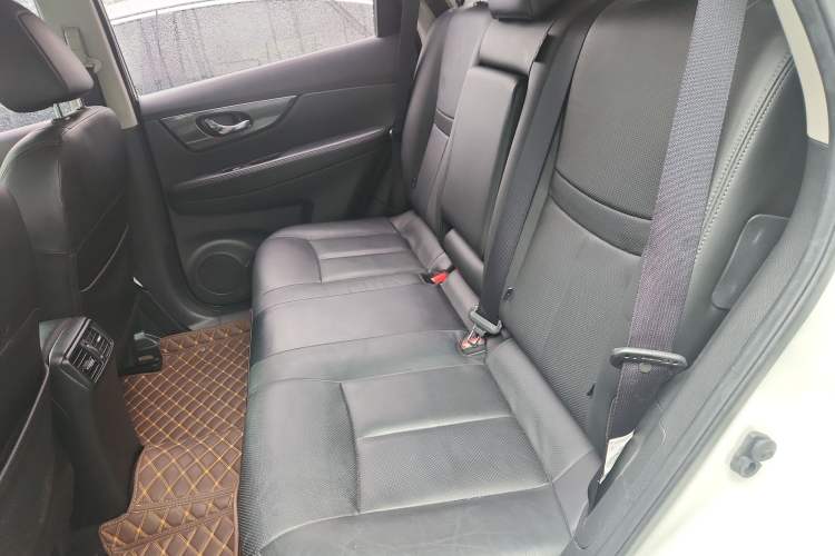 Used Nissan X-Trail 2015 2.5L CVT Leading MAX Edition 4WD Left Rear Seat