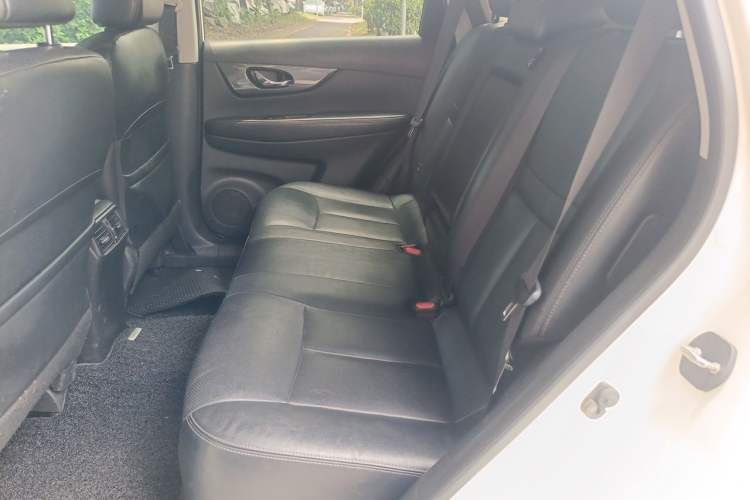 Used Nissan X-Trail 2015 2.5L CVT Leading MAX Edition 4WD Left Rear Seat